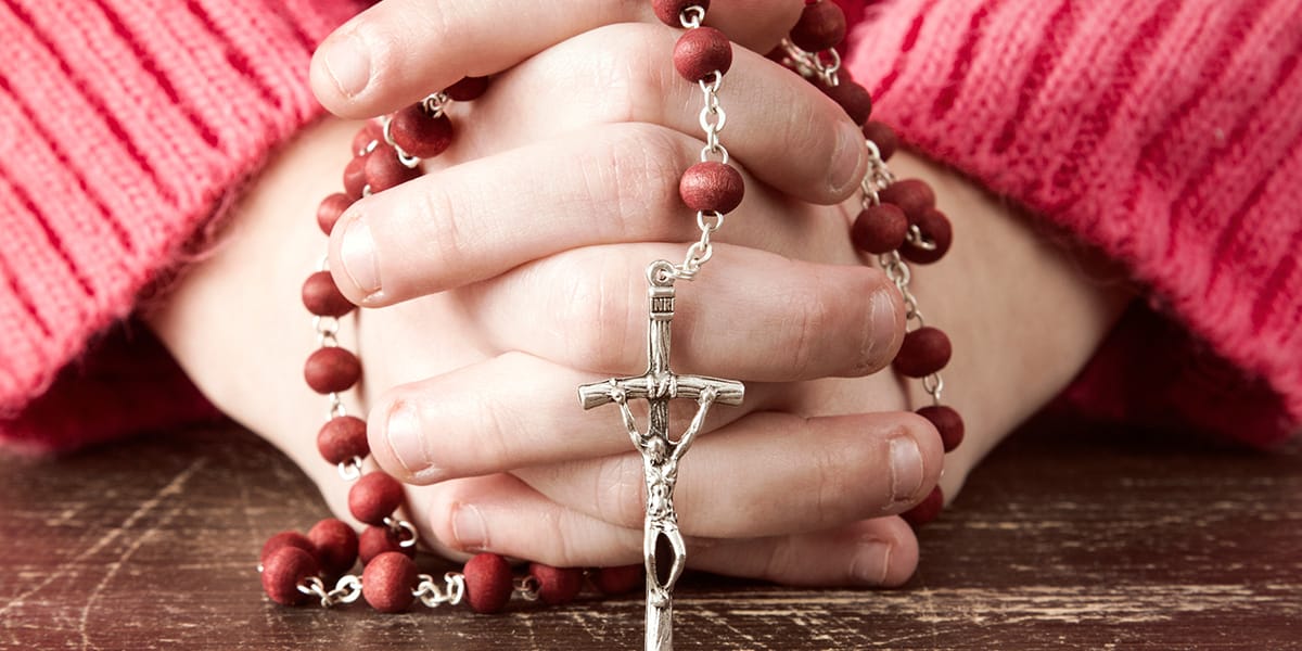 woman-rosary-prayer